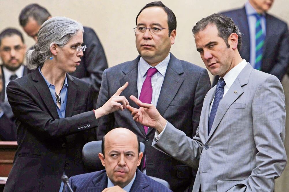 Durante la aprobación del Plan Estratégico del INE, Lorenzo Córdova (derecha) enlistó más riesgos que ponen en peligro la meta del instituto, como el nulo compromiso de los partidos en materia de educación cívica y democrática. (GERMÁN GARCÍA)