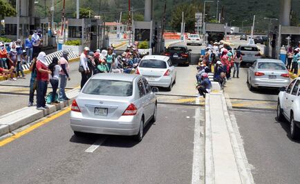 Normalistas de Ayotzinapa toman caseta de Palo Blanco