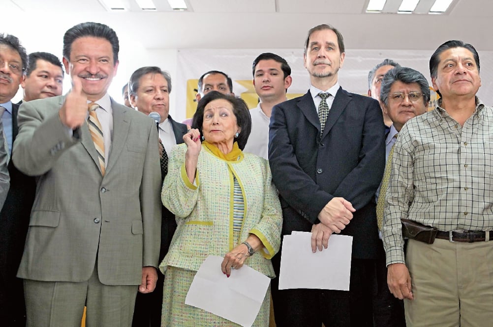 Carlos Navarrete, Ifigenia Martínez y Héctor Bautista acompañan a Agustín Basave (de traje oscuro), tras afiliarse al PRD (LUCÍA GODÍNEZ. EL UNIVERSAL)