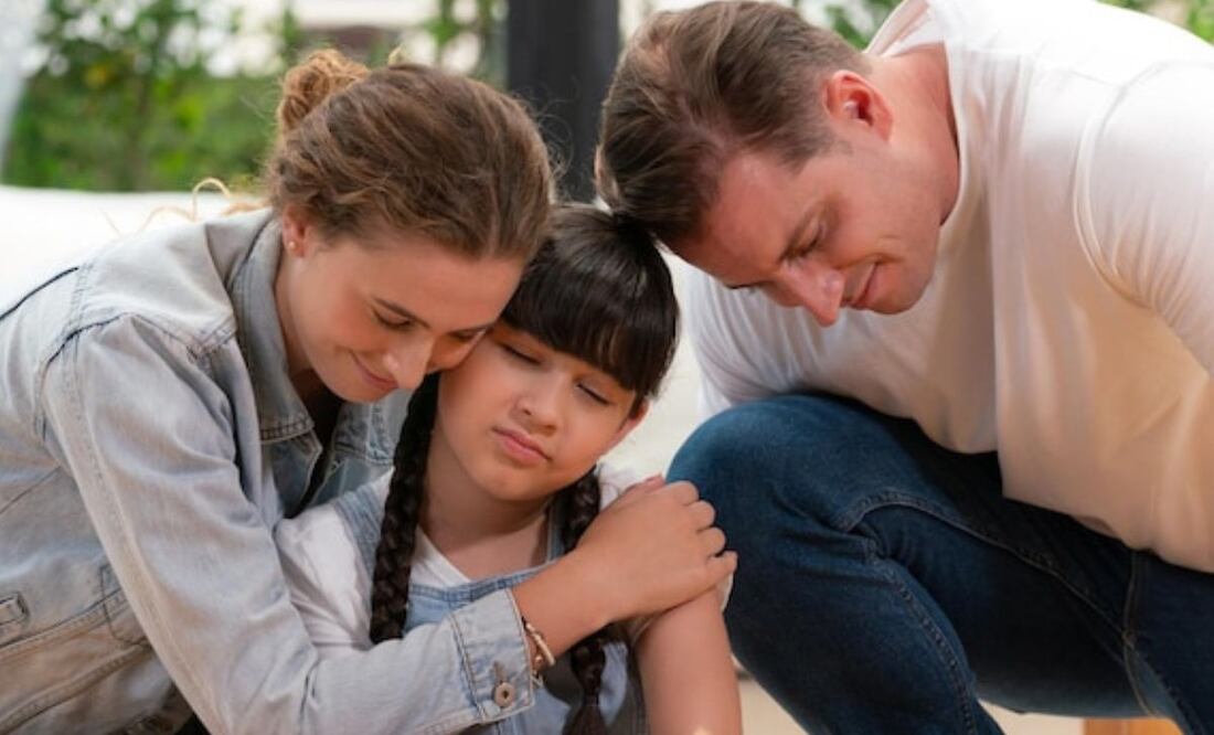 Los padres desempeñan un papel crucial como guías durante la adolescencia. Fuente: Freepik.