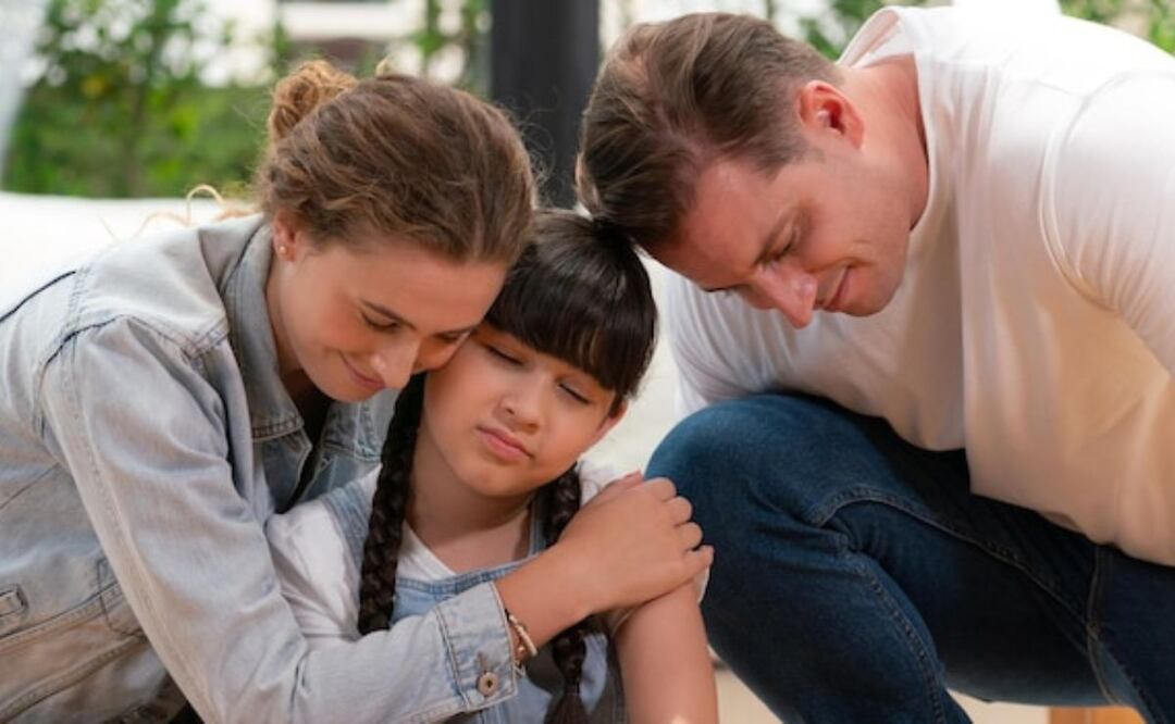 Los padres desempeñan un papel crucial como guías durante la adolescencia. Fuente: Freepik.