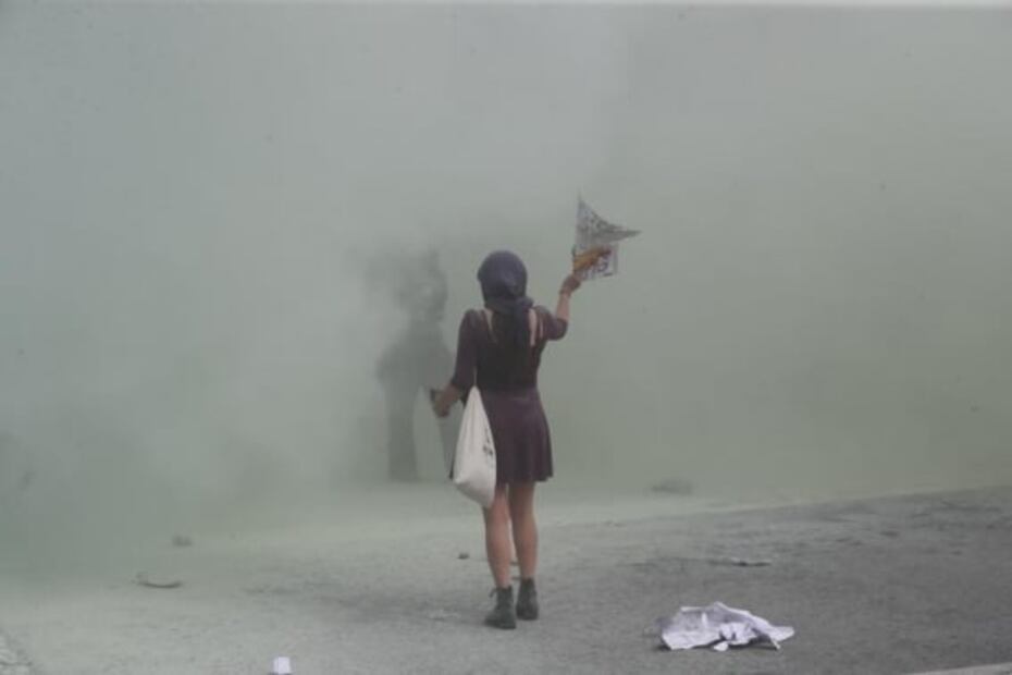 Un humo verde que deja ardor y asfixia; así era el gas que llenó el zócalo en la marcha del 8M