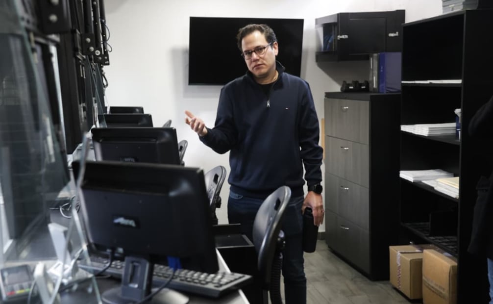 Juan Nuñez, Subdirector de operaciones del Palacio de los Deportes, explicó cómo funciona la venta física de boletos. Foto: Carlos Mejía/ EL UNIVERSAL.