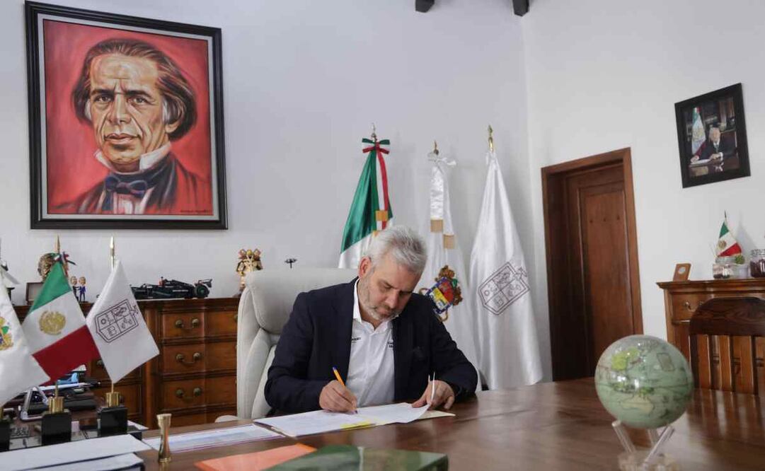 Alfredo Ramírez Bedolla, gobernador de Michoacán, firma decreto por el que se prohiben los narcocorridos en eventos / Foto: Especial