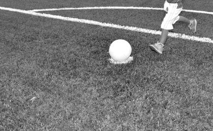 Rayo mata a dos jóvenes cuando jugaban futbol en Tláhuac