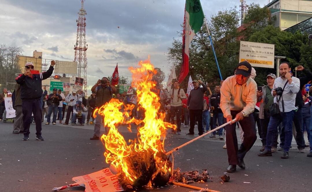 Integrantes del Sindicato Mexicano de Electricistas (SME) realizaron la quema de un muñeco y fotografías del expresidente Felipe Calderón. Foto: Gaspar Betancourt / @MoshiBetancourt / EL UNIVERSAL