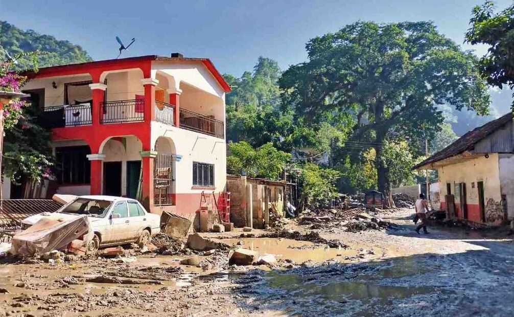 En el municipio de Zontecomatlán aún hay viviendas destrozadas, vehículos dañados y calles destrozadas. Foto: Especial