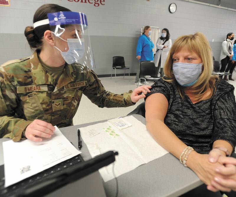 Una estadounidense se alista para recibir la primera dosis de la vacuna contra el Covid-19 en River Grove, Illinois. Foto: MARK WELSH. AP