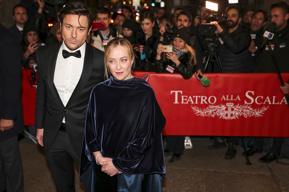 La primera ministra italiana, Giorgia Meloni, en el centro, y su pareja Andrea Giambruno llegan para el estreno de la temporada en la Ópera de la Scala, en Milán, al norte de Italia, el 7 de diciembre de 2023. Foto: AP