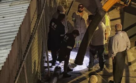 Personal de CDMX repara coladera donde murieron dos hermanas; “¡ya para qué!", les gritan