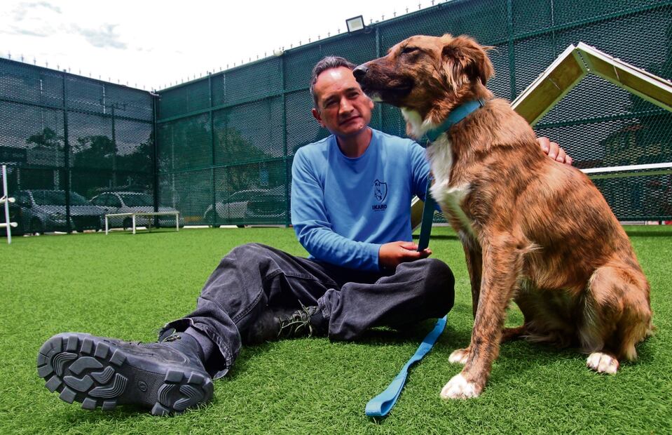 Édgar Abraham Álvarez Rodríguez es uno de los entrenadores de los 14 perros que trabajan dando terapias gratuitas en el CAETO. Foto: Omar Contreras / El Universal