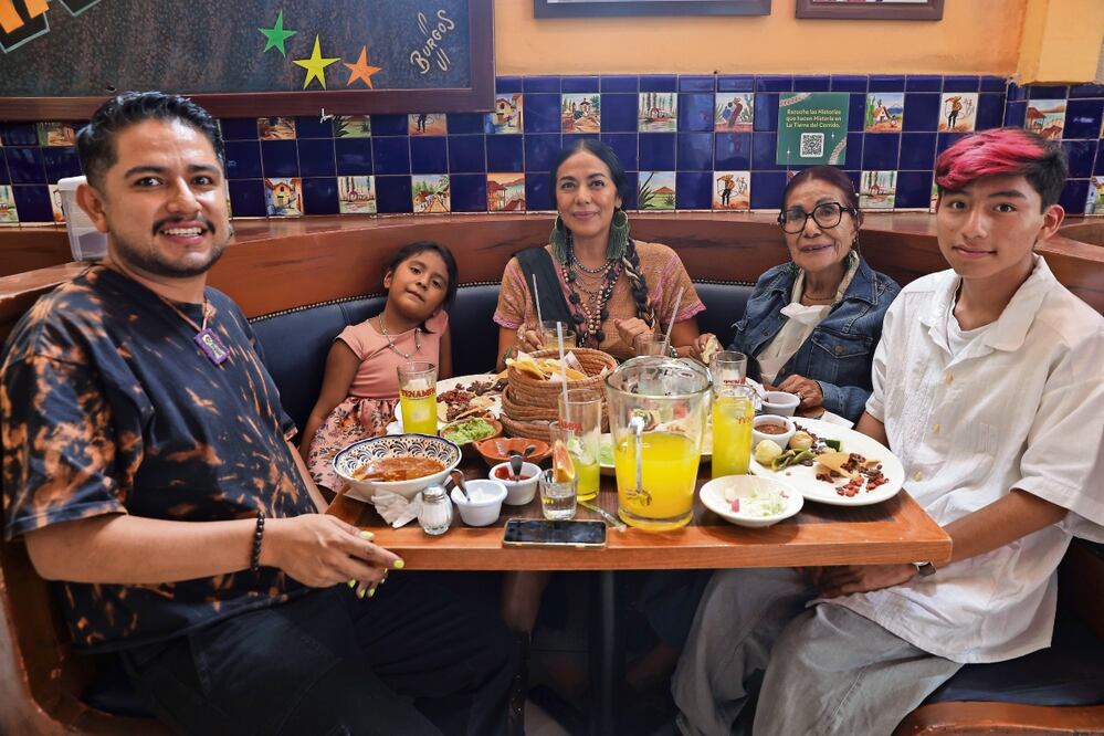 Familias acudieron al Salón Tenampa para festejar a las mamás en su día. Foto: Fernanda Rojas EL UNIVERSAL