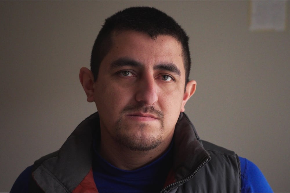 Alberto Castañeda Mondragón posa para un retrato en un apartamento el miércoles 4 de febrero de 2026 en St. Paul, Minnesota. Foto: AP