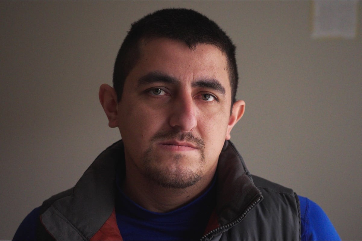 Alberto Castañeda Mondragón posa para un retrato en un apartamento el miércoles 4 de febrero de 2026 en St. Paul, Minnesota. Foto: AP