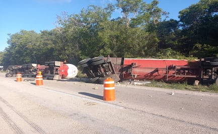 Vuelca camión con dos pipas de gas LP en autopista Mérida-Cancún