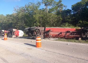 Vuelca camión con dos pipas de gas LP en autopista Mérida-Cancún