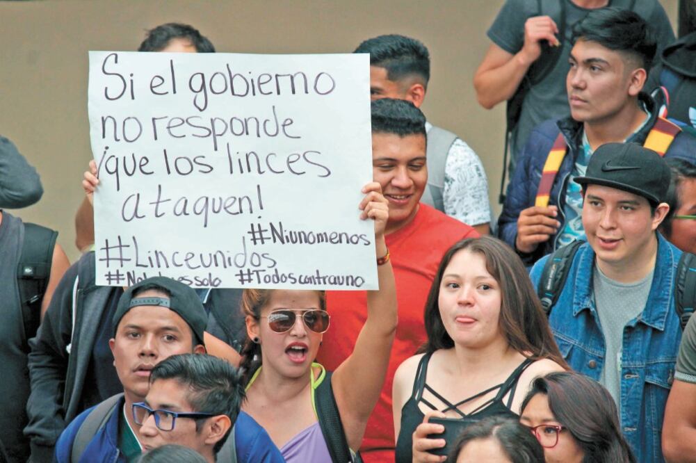 Alzan la voz. Un contingente de alumnos se manifestó en el Instituto Tecnológico de México, en Celaya, para exigir el cese a la violencia. (VÍCTOR GARCÍA. EFE)