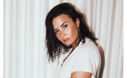 Demi Lovato posa en bikini y la critican