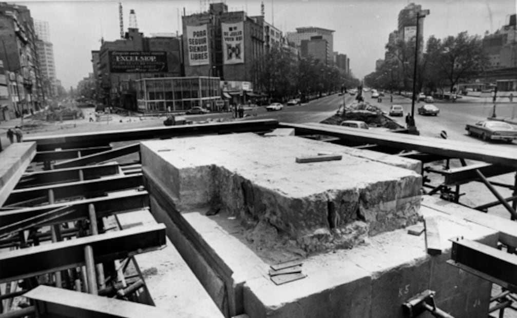 Entre llanto y admiración, capitalinos acompañaron la “cabalgata” del Caballito de Tolsá