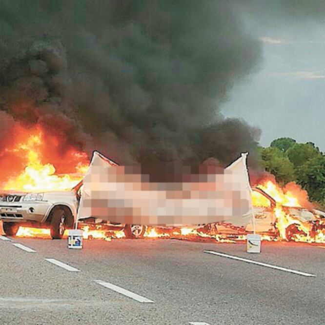 Sobre la carretera Villahermosa-Teapa, alrededor de las 6:00 horas de ayer, se encontraron cinco vehículos incendiados. CUARTOSCURO