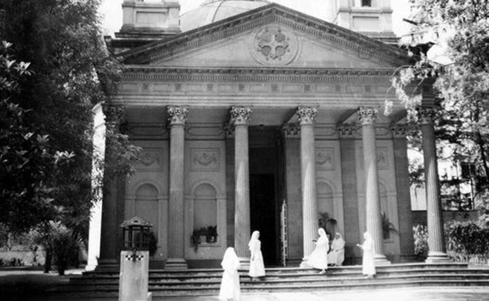 La capilla del asilo de la Fundación Mier y Pesado, en Tacubaya, en una fotografía de 1962. Este espacio formaba parte de la residencia de la familia Mier, y es una copia del Panteón de Agripa, en Roma; luego del fraccionamiento de la propiedad en los años veinte, sobrevivió como parte de la institución de beneficencia y así se conserva hasta nuestros días. Imagen: Colección Villasana.