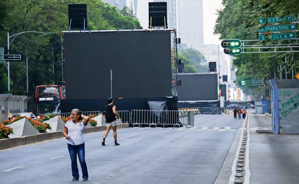 A lo largo de Paseo de la Reforma, desde la Puerta de los Leones y hasta avenida Hidalgo, fueron instaladas seis pantallas grandes y 30 pequeñas. Además, se colocaron dos escenarios con pantallas gigantes en el Ángel de la Independencia y el Monumento a la Revolución, para la transmisión del partido. Foto: Karla Guerrero/El Universal