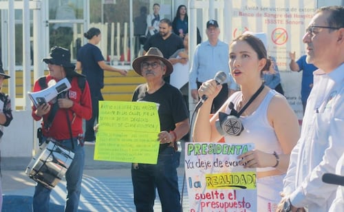 ISSSTE workers and beneficiaries block Hermosillo street, demand federal response