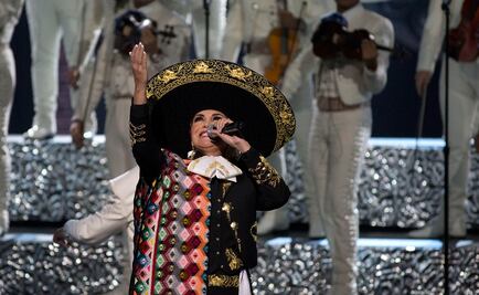 Aída Cuevas celebró 40 años de carrera acompañada de Juan Gabriel