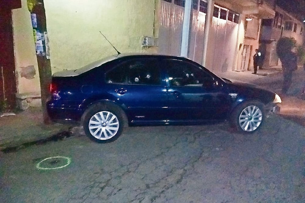 Tres jóvenes murieron baleados dentro de un vehículo Jetta azul, en avenida Pichardo Pagaza esquina Jacarandas, colonia la Florida en Ecatepec. (ESPECIAL)