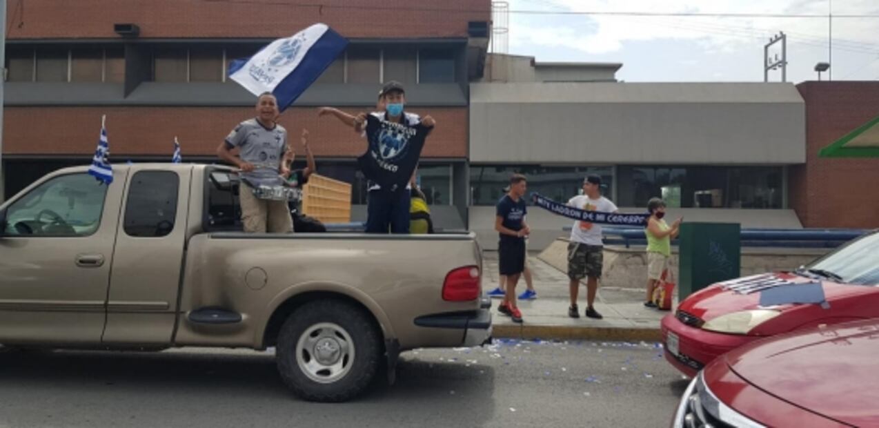 Aficionados de Rayados hacen caravana en plena contingencia