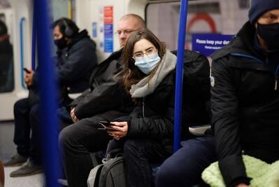 Aún no hay indicios que sugieran que Ómicron desataría síntomas más graves de Covid-19: OMS