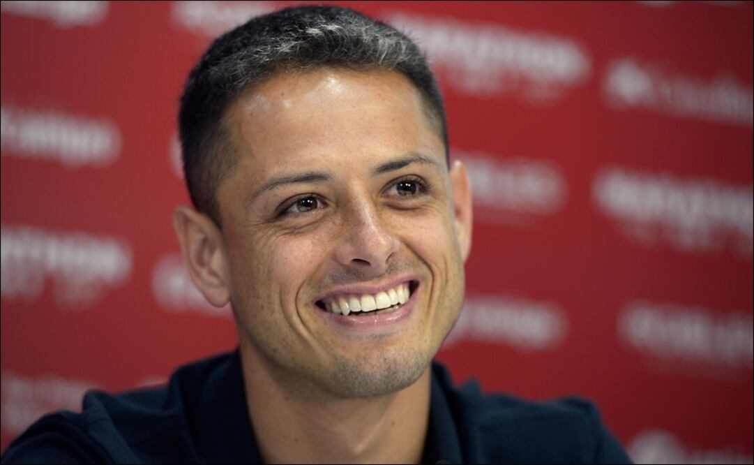 Chicharito firmó con el Sevilla por tres temporadas. Foto: AFP