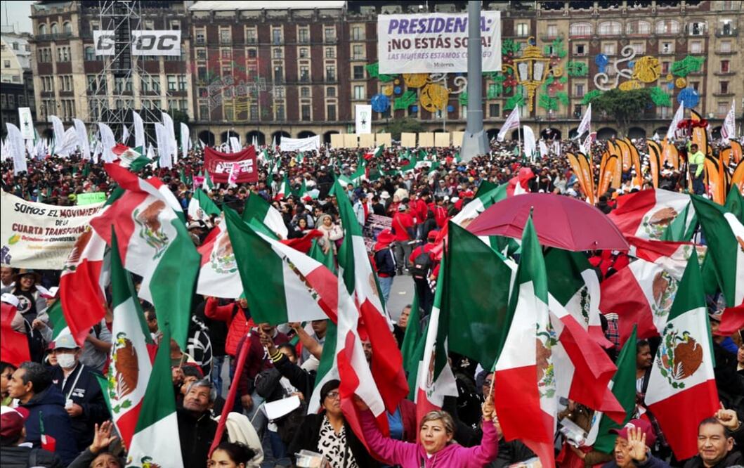 Simpatizantes de la presidenta Claudia Sheinbaum y de la Cuarta Transformación llegan al Zócalo de la Ciudad de México. Foto: Carlos Mejía/EL UNIVERSAL