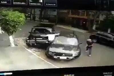 Embiste con camioneta a presunto delincuente