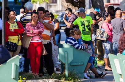 Raúl Castro felicita a Trump; cuestiona relación diplomática