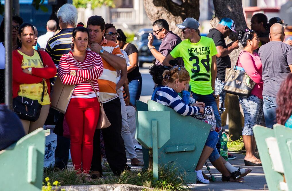 Mientras en la calle los ciudadanos cuestionan hasta qué punto es posible desandar el proceso de normalización diplomática iniciado dos años atrás con Barack Obama (AP)