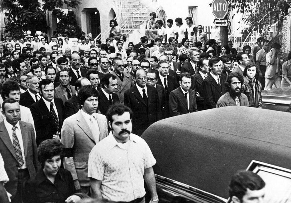 Imagen de 1973 en la que se observa al entonces presidente Luis Echeverría caminando tras la carroza fúnebre de Eugenio Garza Sada. ARCHIVO. EL UNIVERSAL