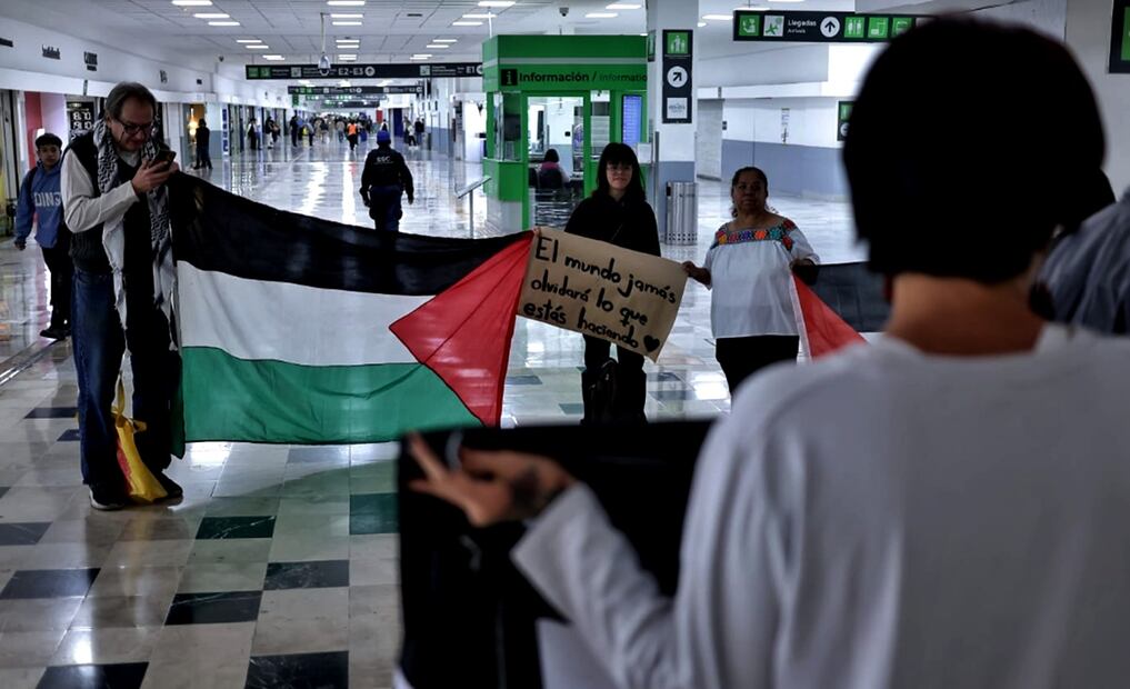 Personas acuden a la terminal 1 del AICM a despedir a activistas mexicanos propalestina, el 11 de junio de 2025, que viajaran al Cairo para participar en la Marcha Global a Gaza. Foto: Fernanda Rojas /EL UNIVERSAL