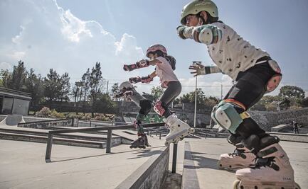 Niñas skaters disfrutan sus regalos de Reyes