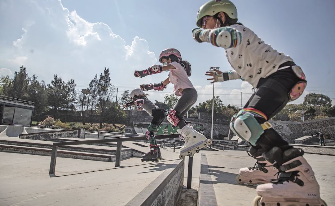 Las caídas y raspones no impidieron que las niñas gozaran del skate en el parque. Foto: Germán Espinosa/ EL UNIVERSAL.