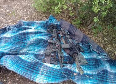 Encuentran rifles y cartuchos en automóvil abandonado en Sinaloa