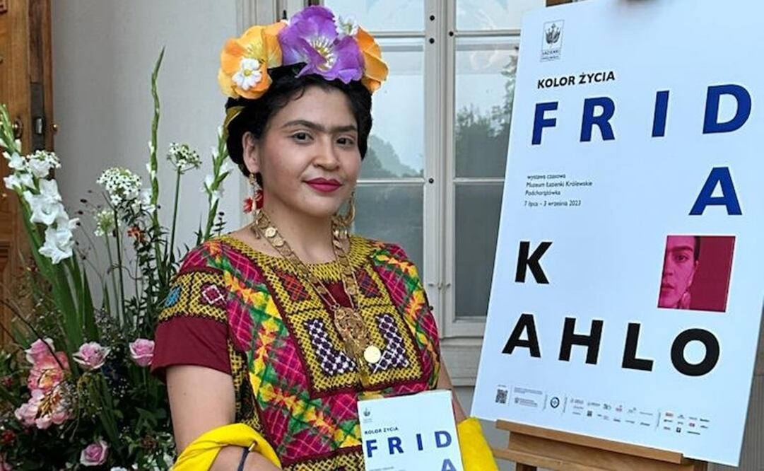 Mujer caracterizada de Frida Kahlo en exposición de la artista en Varsovia. Foto: Cortesía SRE