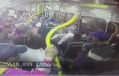 Cámaras captan robo en transporte público en menos de un minuto