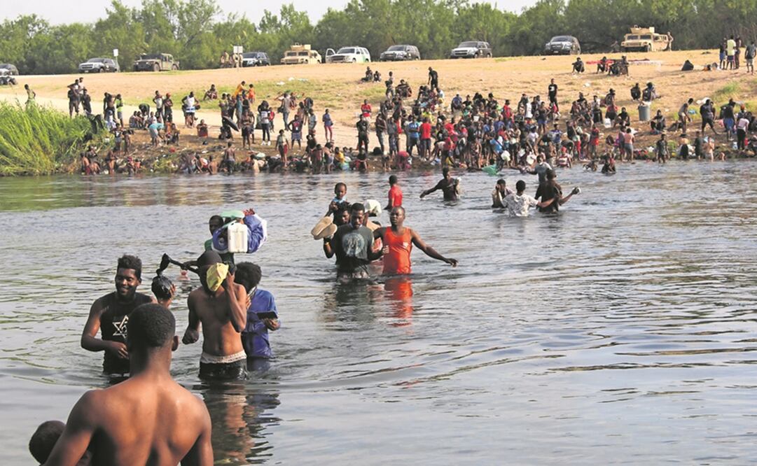 Por varios días, miles de haitianos cruzaron a diario el río Bravo para comprar comida en México; luego regresaban a dormir a EU. Foto: Francisco Rodríguez/ EL UNIVERSAL 