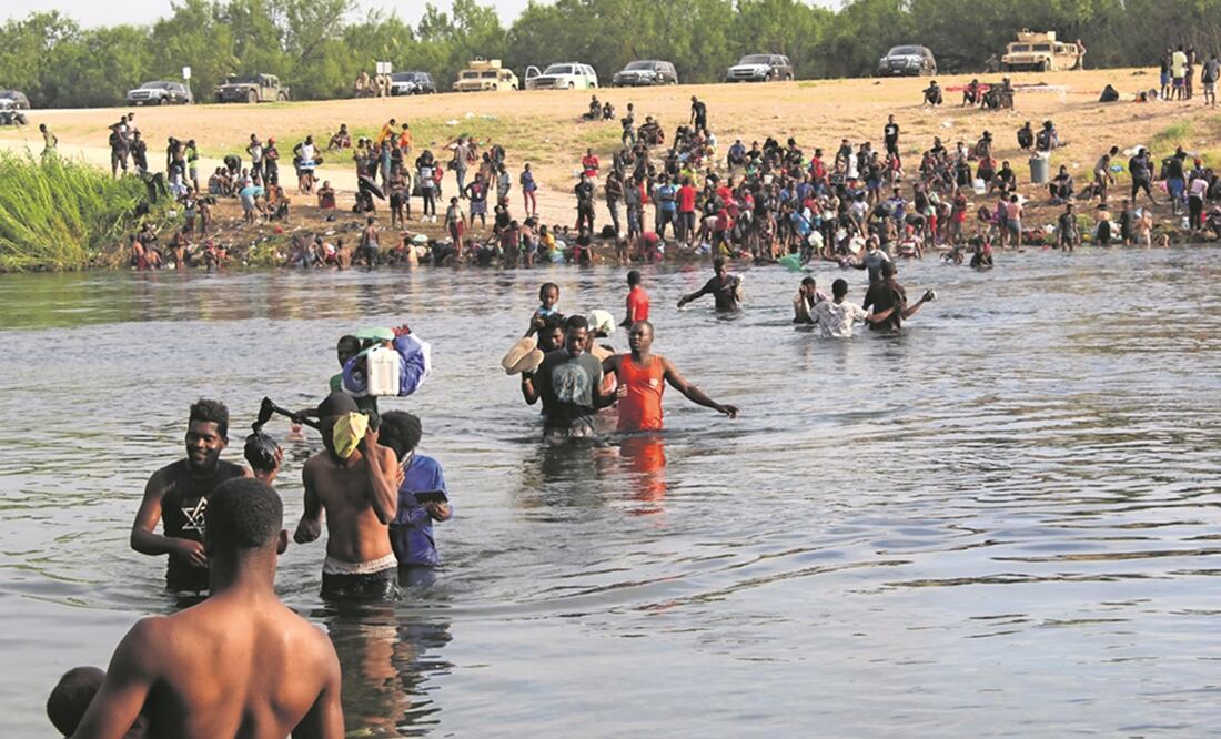Por varios días, miles de haitianos cruzaron a diario el río Bravo para comprar comida en México; luego regresaban a dormir a EU. Foto: Francisco Rodríguez/ EL UNIVERSAL
