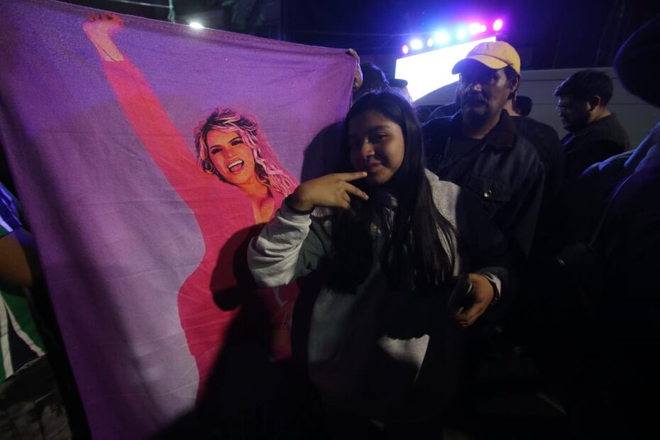 Joven posa "junto a" Wendy Guevara en Zona Rosa. / Foto: Carlos Odin/ EL UNIVERSAL.