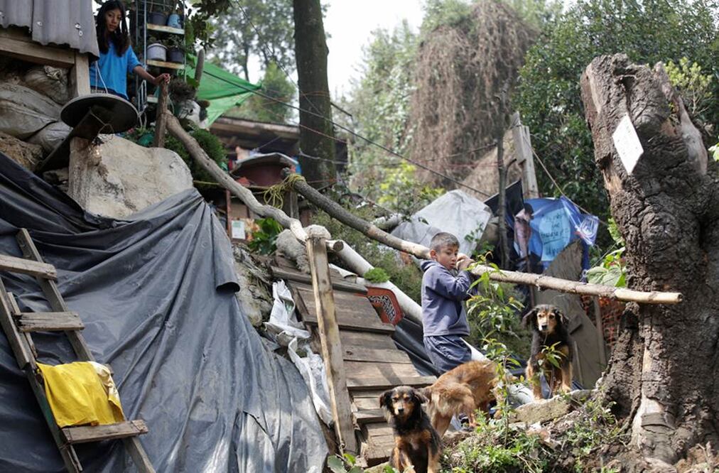 Luego de recorrer la zona de laderas y barrancas que existen en el asentamiento irregular conocido como Tierra Colorada, autoridades de la Magdalena Contreras y de Protección Civil entregaron 97 notificaciones de riesgo a los habitantes del lugar. 