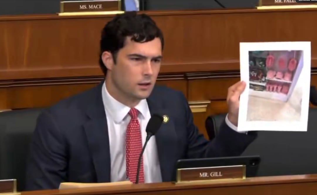 Brandon Gill exhibe fotografías de artículos “Latina Power” durante una audiencia en el Congreso, donde cuestionó la venta de estos productos en el Smithsonian. Foto: Captura de pantalla