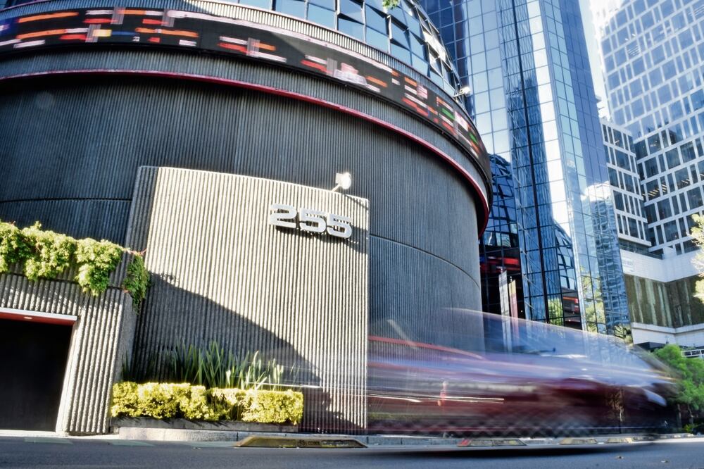 La Bolsa Mexicana de Valores suma en el año una ganancia de 0.8%, aún por debajo del rendimiento de sus pares en EU. Foto: Eduardo Castañeda, El Universal