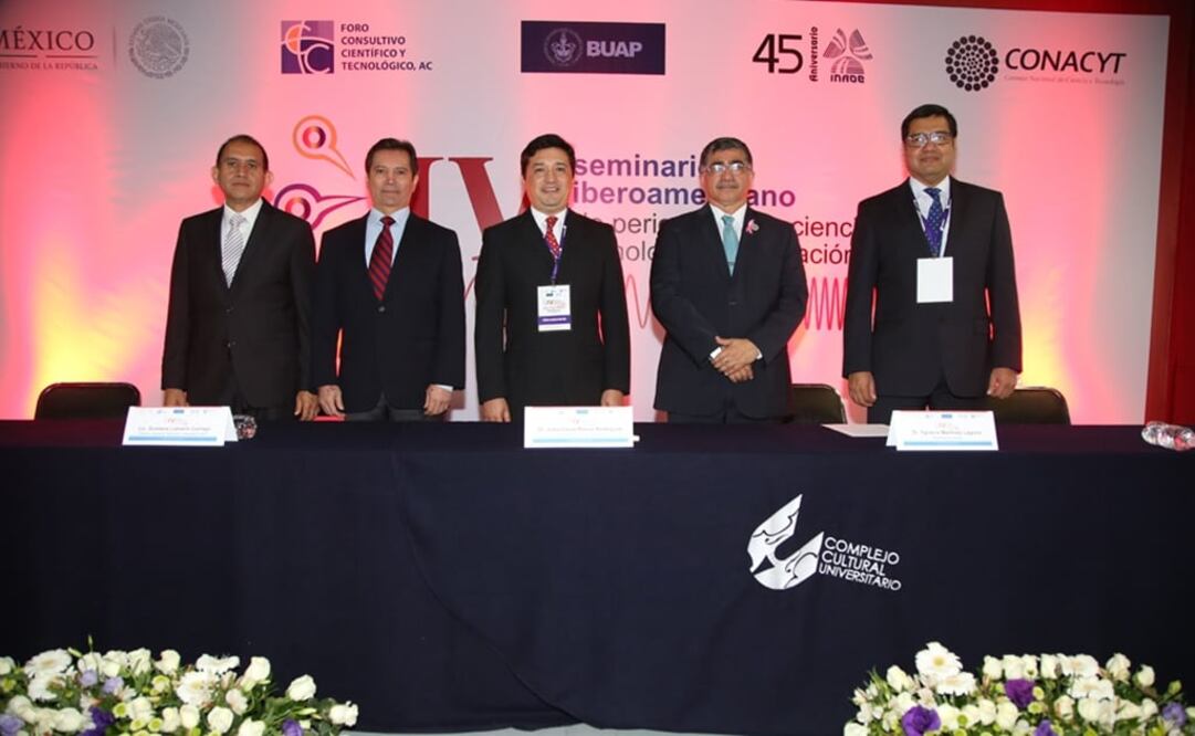 Lepoldo Altamirano, director general del INAOE; Gustavo Lomelín, director general Televisión Educativa; Julio César Ponce, coordinador de CPCIE-Conacyt; Ygnacio Martínez, vicerrector de la BUAP; y Jesús Mendoza, coordinador del seminario. (FOTO: AMC)